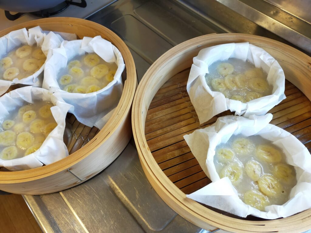 蒸し立てのBanh chuoi hap