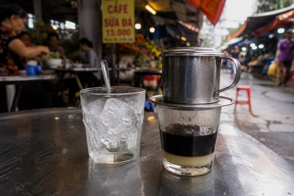 ベトナム市場で飲むベトナムミルクコーヒー