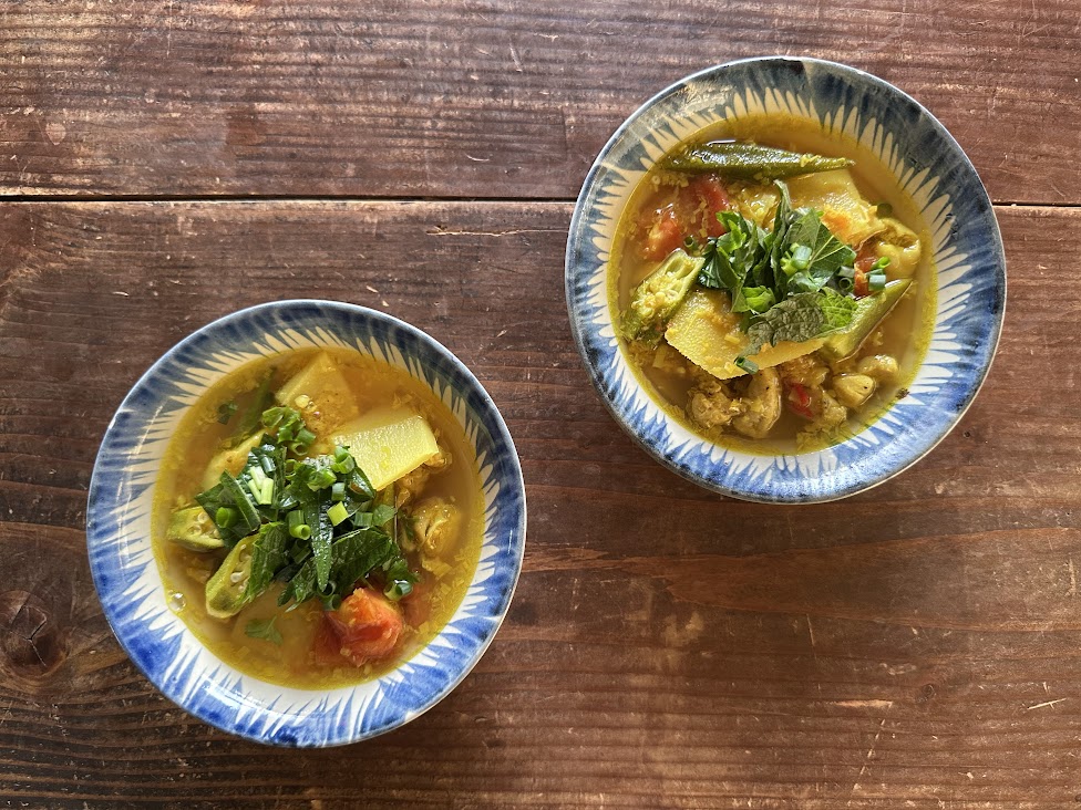 鶏肉のレモングラスとターメリックの甘酸っぱいスープ