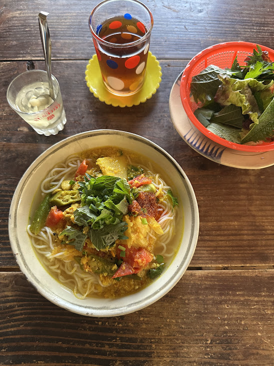 鶏肉のレモングラスとターメリックの甘酸っぱいスープのアレンジ方法。ブンを入れて汁麺風に。